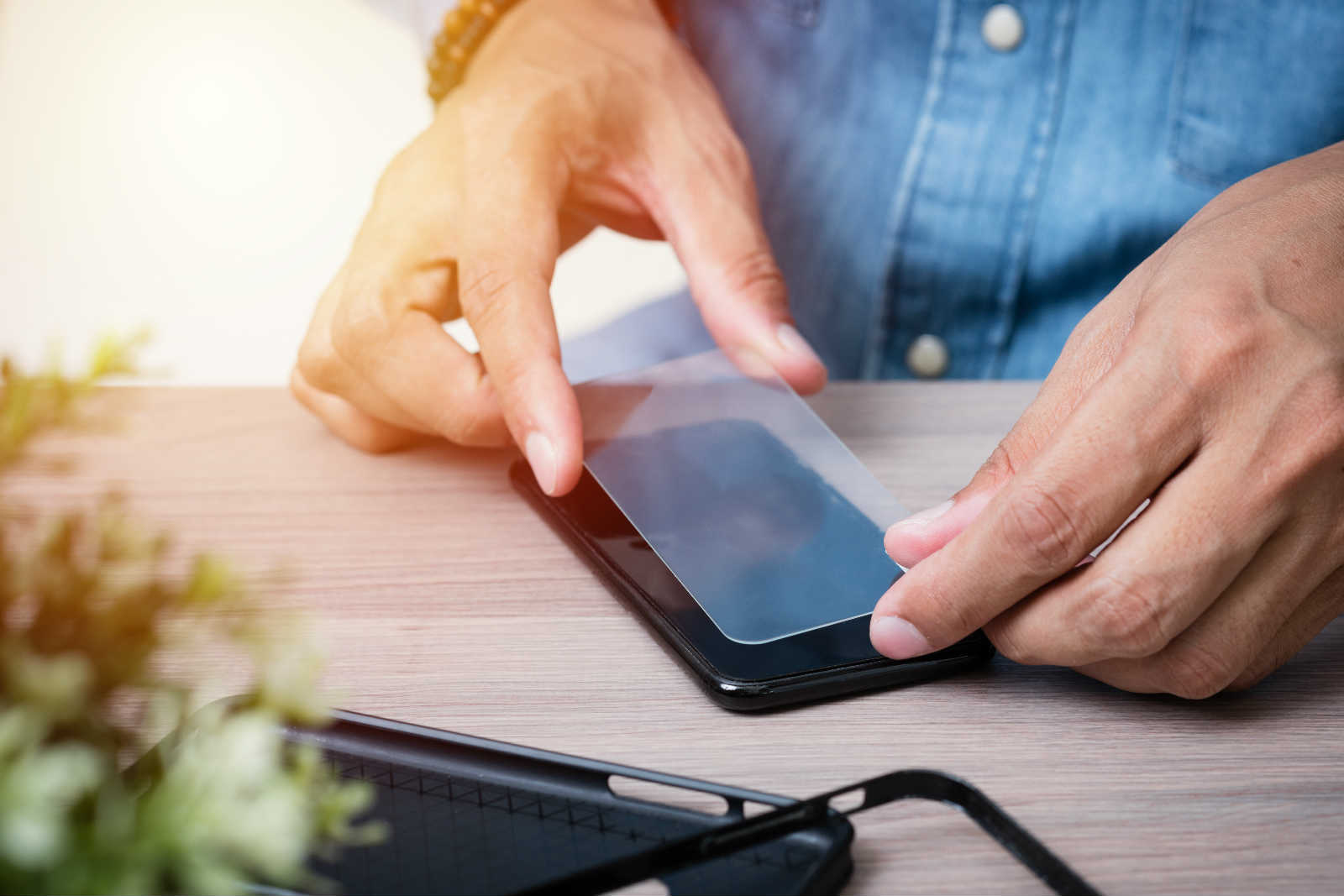 How to Choose a Screen Protector — Tempered Glass or Plastic? - ESR